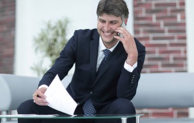 Bir akıllı telefon ile başarılı bir iş adamı Close-Up