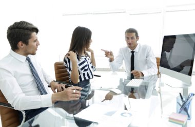 Satış istatistiklerini tartışan çalışanlar.