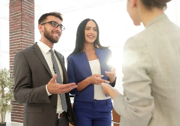 Equipo de negocios discutiendo juntos planes de negocio — Foto de Stock