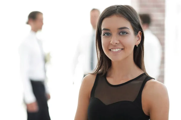 Retrato de mujer de negocios joven sobre fondo borroso . — Foto de Stock