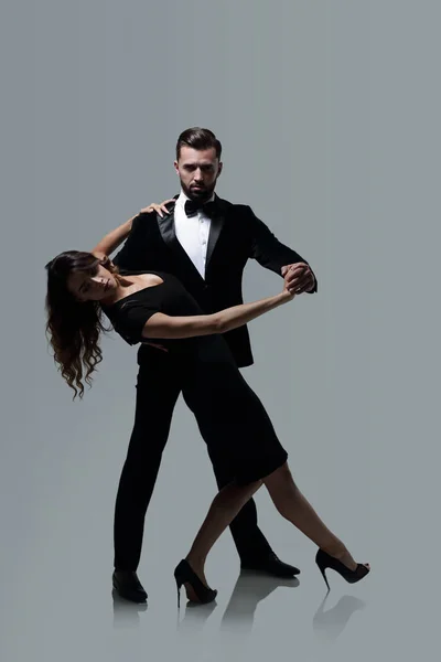 Attractive young couple dancing in studio. — Stock Photo, Image