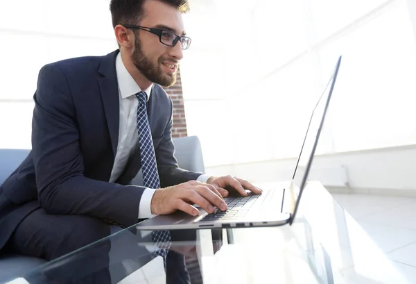 Professioneller Entwickler mit Laptop — Stockfoto