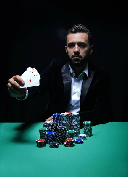 Gelukkig pokerspeler winnen en houden van een paar azen — Stockfoto
