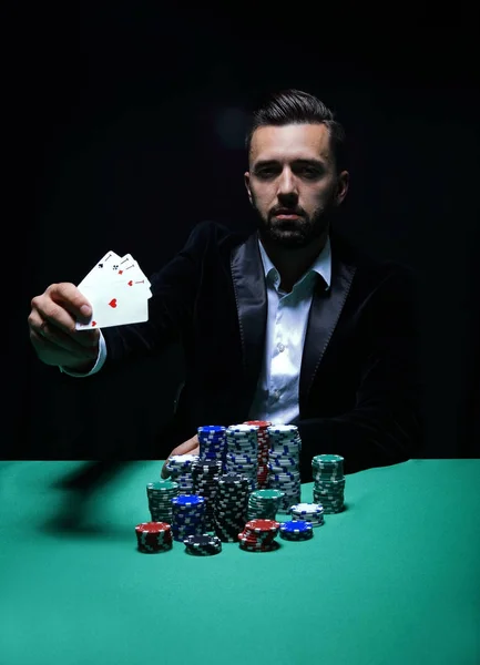 Glücklicher Pokerspieler, der gewinnt und ein Paar Asse hält — Stockfoto