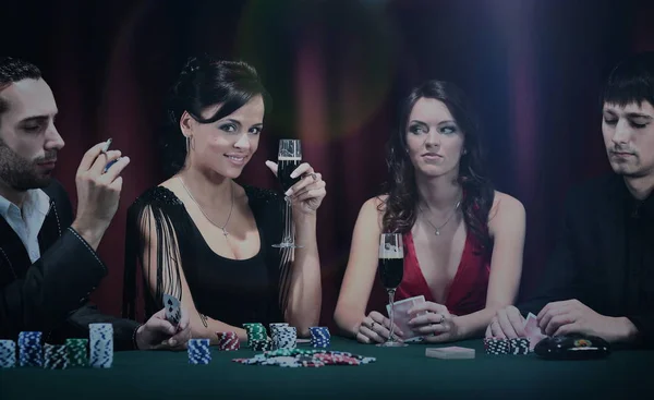 Pokerspelers zitten rond een tafel in een casino — Stockfoto