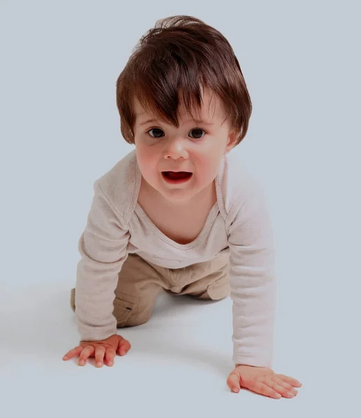 Bambino in pannolino isolato su sfondo bianco — Foto Stock