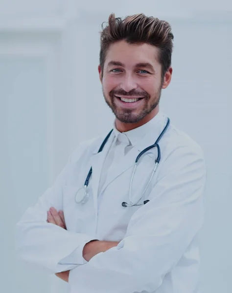Retrato de un médico sonriente con un estetoscopio alrededor del cuello —  Fotos de Stock