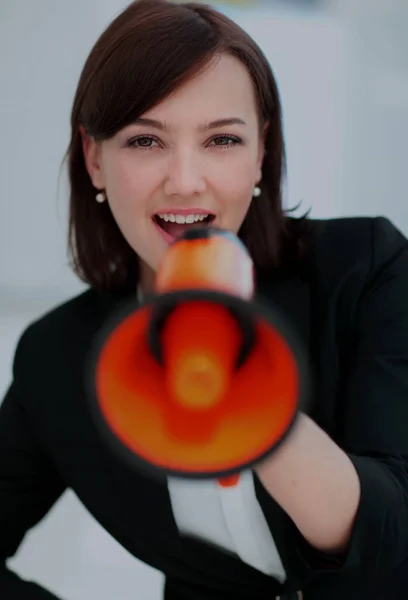 Bella donna d'affari che utilizza un megafono per urlare — Foto Stock