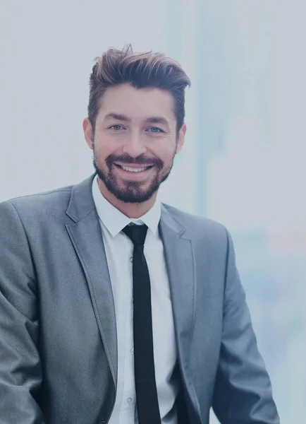 Retrato de feliz hombre de negocios sonriente, aislado sobre fondo blanco — Foto de Stock