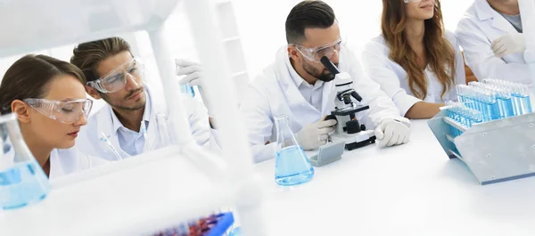 Imagen de fondo es un grupo de científicos que trabajan en el laboratorio . — Foto de Stock