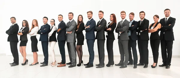 Grande business team in piedi braccia incrociate di fronte — Foto Stock