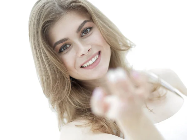 Nahaufnahme Porträt einer lächelnden jungen Frau mit leichtem Make-up. — Stockfoto