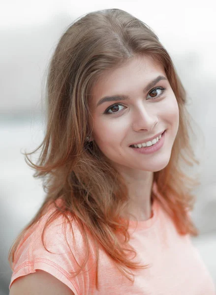 Primer plano retrato de una joven sobre fondo borroso . — Foto de Stock