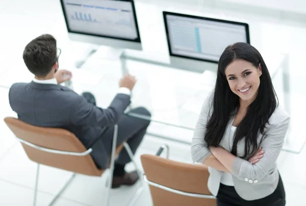 Succesvolle zakenvrouw op de achtergrond van een moderne werkplek — Stockfoto