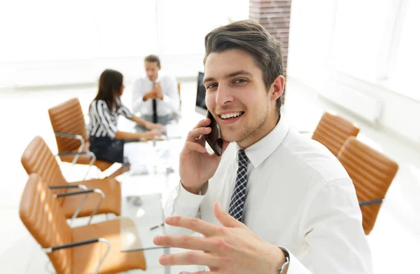Closeup.businessman hablando en el teléfono inteligente — Foto de Stock