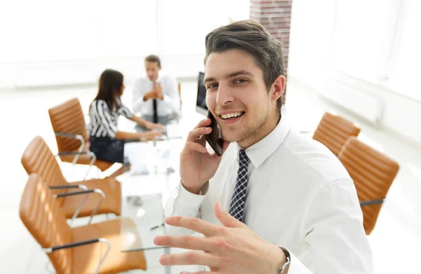 Closeup.Businessman μιλάμε για το smartphone — Φωτογραφία Αρχείου