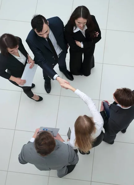 Vista dall'alto. stretta di mano partner commerciali — Foto Stock