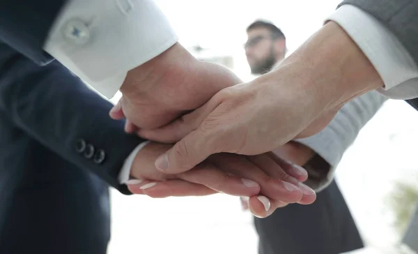 Gens d'affaires pliant les mains ensemble. — Photo