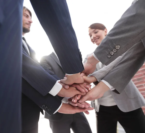 Руки бизнес-команды вместе — стоковое фото