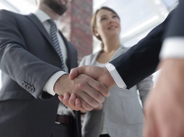 Vänligt handslag av affärsmän. — Stockfoto