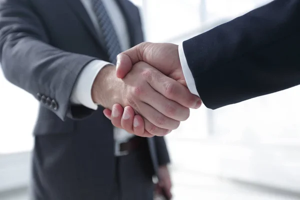 Gros plan du chef d'entreprise serrant la main d'un partenaire — Photo