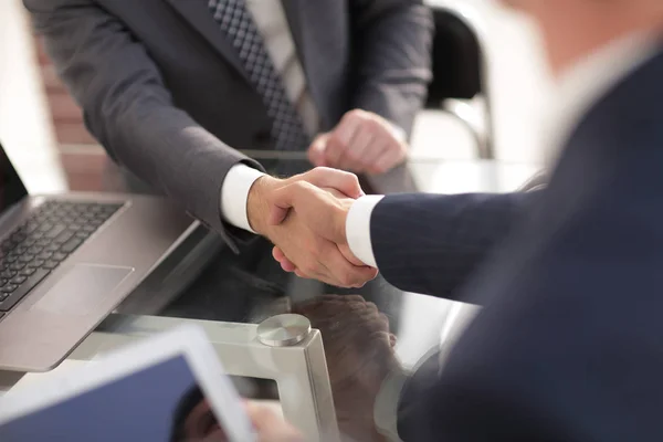 Förtroendeingivande handslag för affärspartner — Stockfoto
