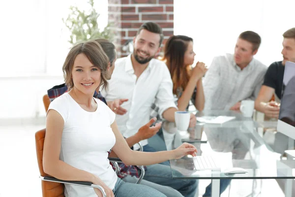 Grupo de jóvenes empleados discutiendo ideas — Foto de Stock