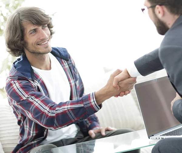 Manager schüttelt seinem Mandanten die Hand — Stockfoto