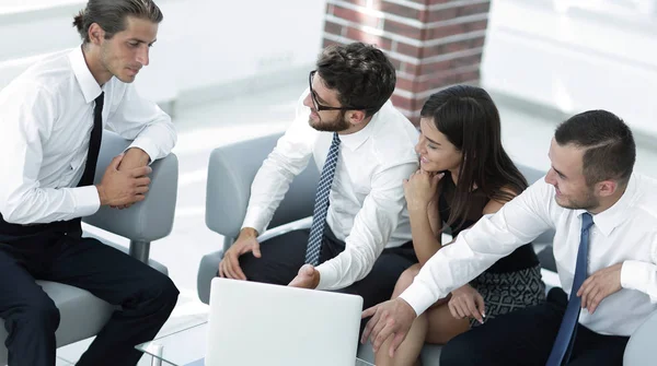 Gerente y equipo de negocios discutiendo temas de negocios — Foto de Stock