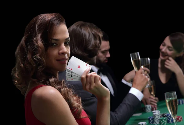 Mujer en la mesa de ruleta sosteniendo copa de champán en el casino — Foto de Stock