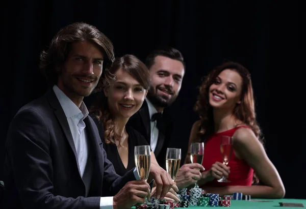 Vista lateral del grupo de personas que juegan póquer juntos en el casino —  Fotos de Stock
