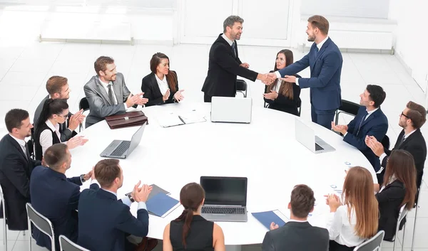ビジネス パートナーは、ラウンド テーブルの近く交渉で手を振る — ストック写真