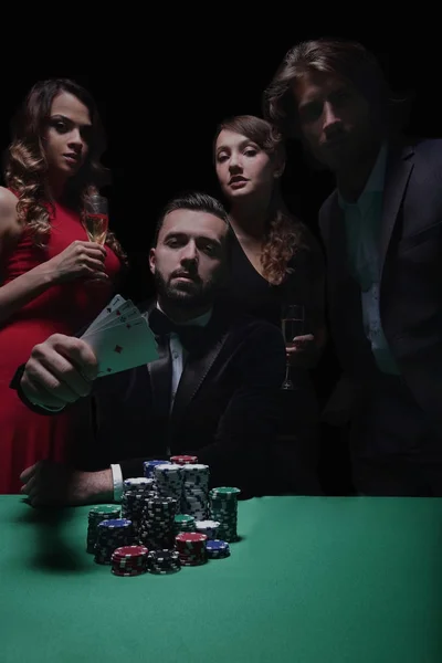 Homens e mulheres concentrados jogando poker no cassino — Fotografia de Stock