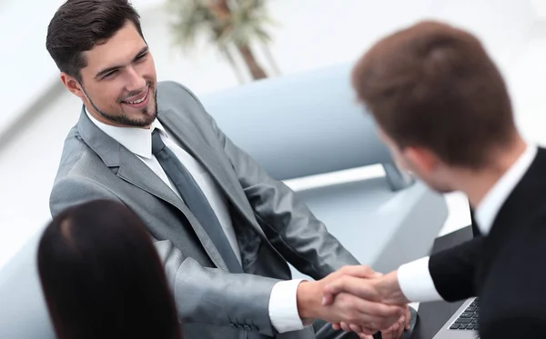 Handschlag mit Geschäftspartnern in der Lobby des Büros. — Stockfoto