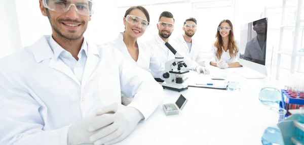 Científico masculino y el equipo en el laboratorio . — Foto de Stock
