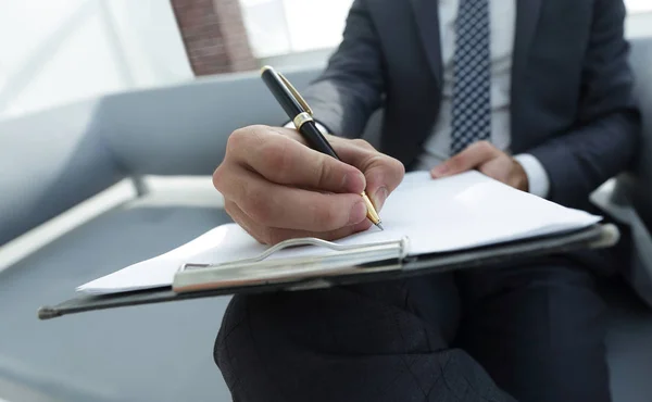 Επιχειρηματίας υπογράφει μια σύμβαση. Κρατώντας το στυλό στο χέρι. — Φωτογραφία Αρχείου