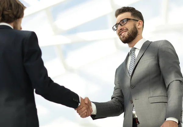 Business handshake e uomini d'affari. — Foto Stock