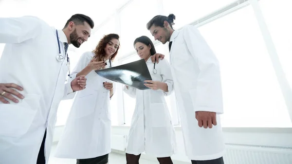 Groep van artsen bespreken een röntgenfoto — Stockfoto