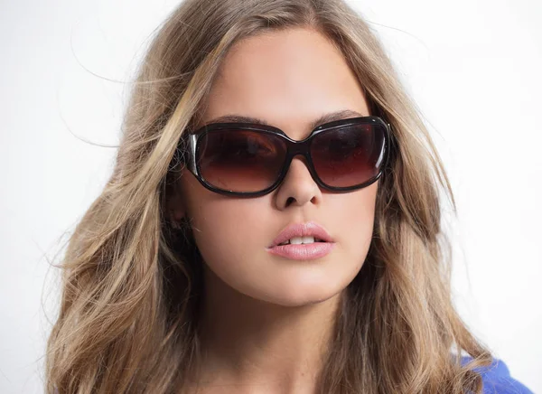 Acercamiento mujer joven con las grandes gafas de sol modernas — Foto de Stock