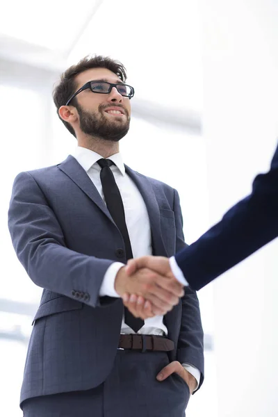 Las empresas temblando la mano mostrarán una cooperación exitosa . — Foto de Stock