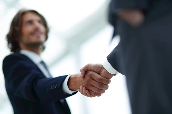 Két üzletember kezet rázott, üdvözölték egymást. — Stock Fotó