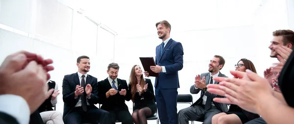 Equipe de negócios aplaudindo o treinador — Fotografia de Stock