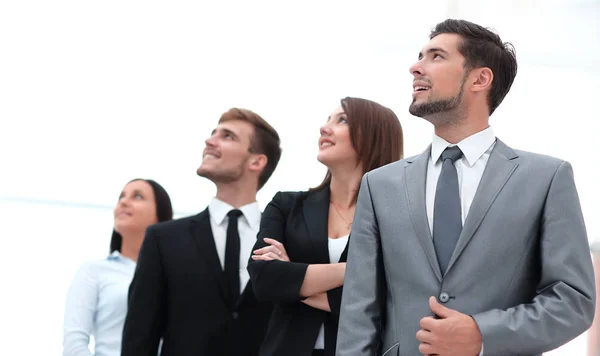 Equipo de negocios de pie uno detrás del otro y mirando hacia adelante —  Fotos de Stock