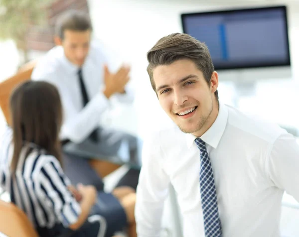 Closeup.young empleado de la empresa — Foto de Stock