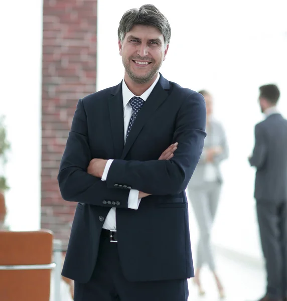 Retrato de un hombre de negocios sonriente y seguro — Foto de Stock