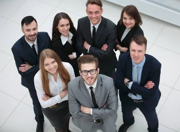 Gruppo di giovani imprenditori guardando in alto — Foto Stock