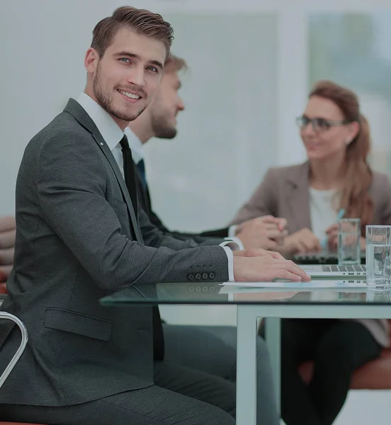 Groupe d'affaires prospère travaillant au bureau — Photo