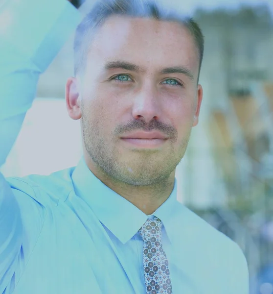 Geschäftsmann schaut durchs Fenster — Stockfoto