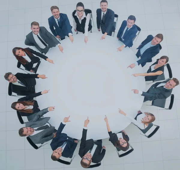 Concepto de un negocio exitoso. Equipo de negocios sentado en un em — Foto de Stock