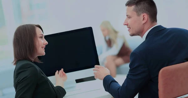 Portrait de partenaires commerciaux intelligents utilisant un ordinateur lors d'une réunion — Photo